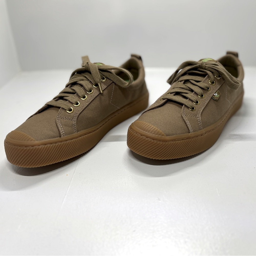Cariuma OCA Low Canvas Sneakers Burnt Sand Gum Men 8.5 / Women 10
